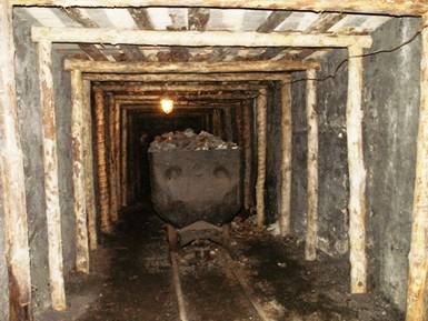 Wyrobisko górnicze zabudowane odrzwiami polskimi